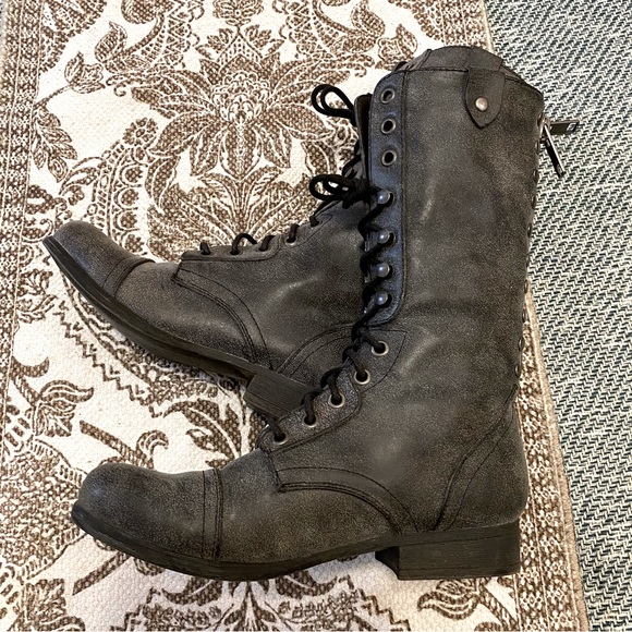 Madden Girl Galeriaa Charcoal Grey Pleather Lace-up Zippered Boots Sz 6 Like New - Picture 1 of 9